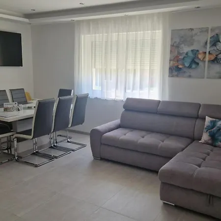 Duna Gyoengye Apartmanhaz
