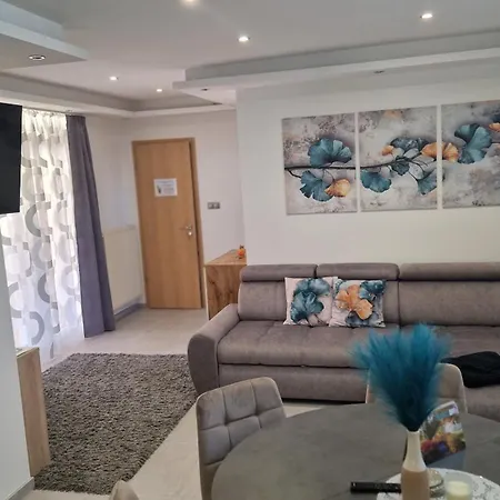Duna Gyoengye Apartmanhaz *