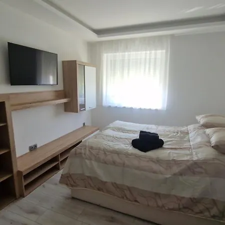 Duna Gyoengye Apartmanhaz Apartament Kimle