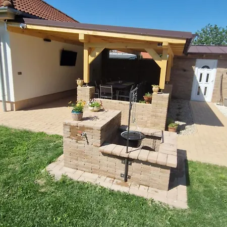Duna Gyoengye Apartmanhaz *