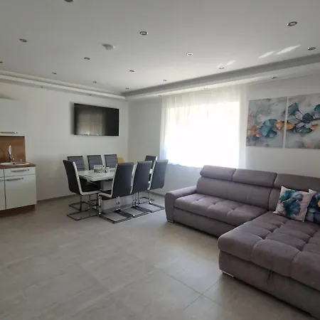 Duna Gyoengye Apartmanhaz * Kimle