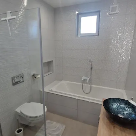 Duna Gyoengye Apartmanhaz Lejlighed *